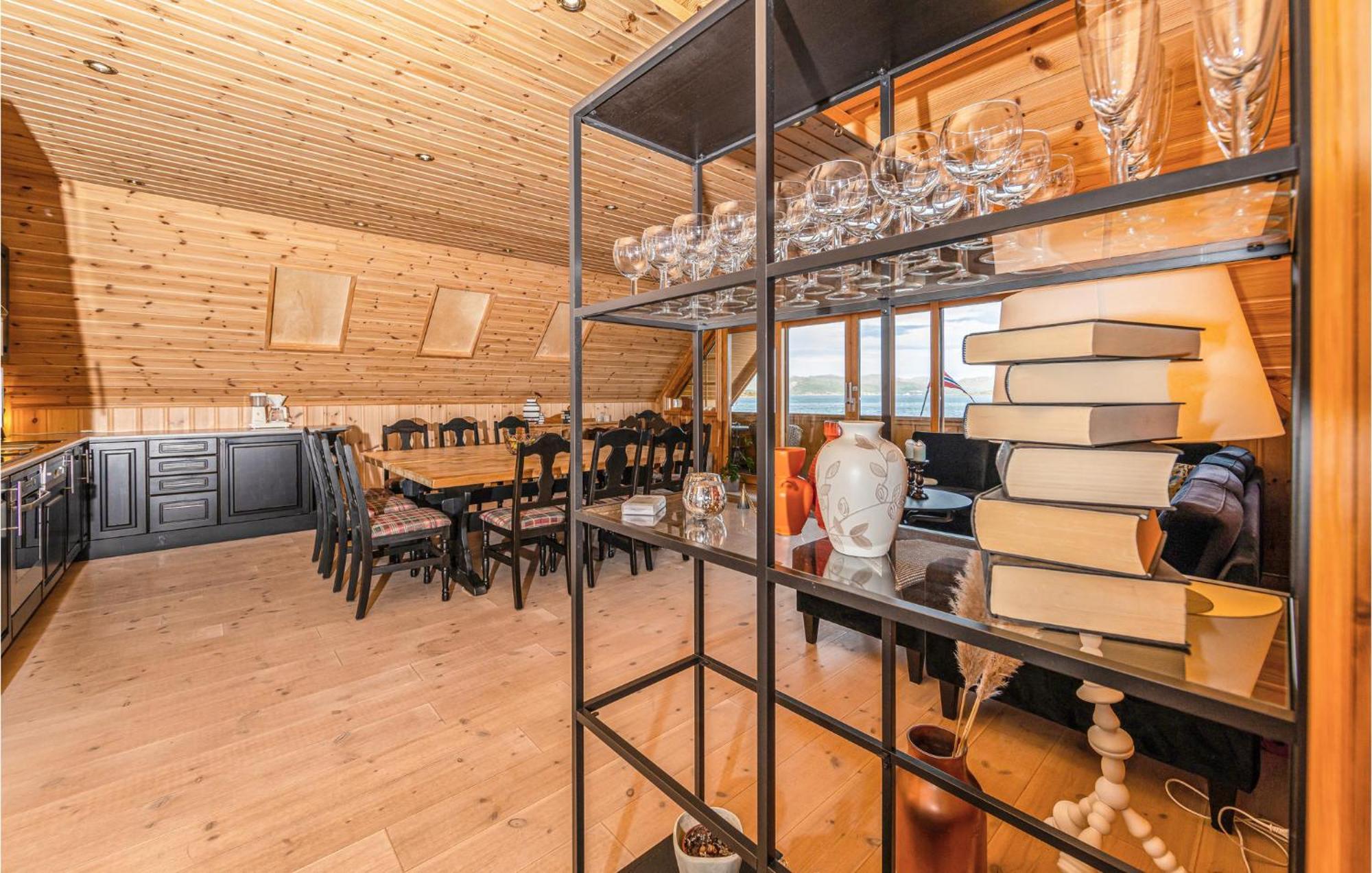 Awesome Home In Kvamsoy With Jacuzzi Sandvik  Εξωτερικό φωτογραφία